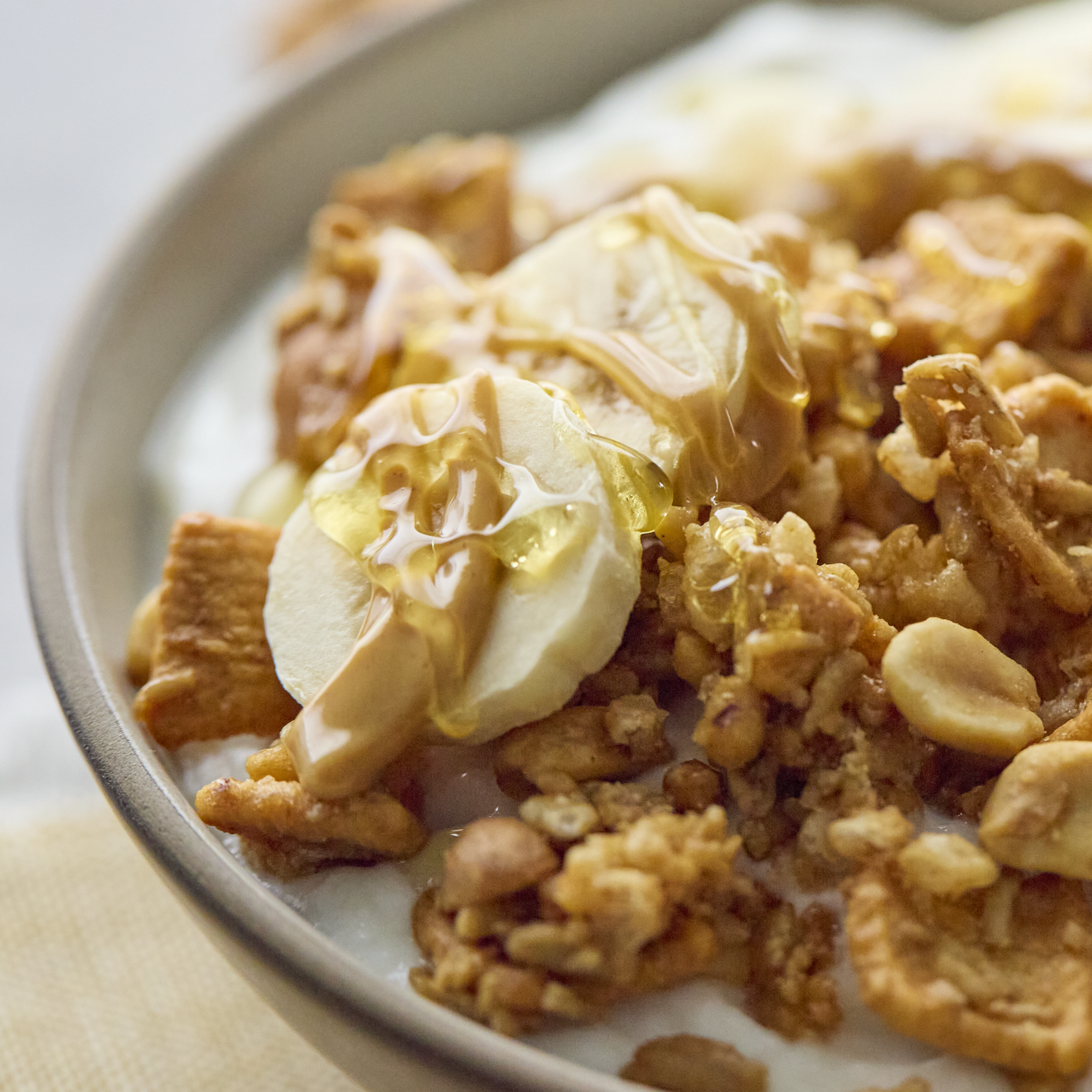 Cereal with sliced bananas and honey on a plate
